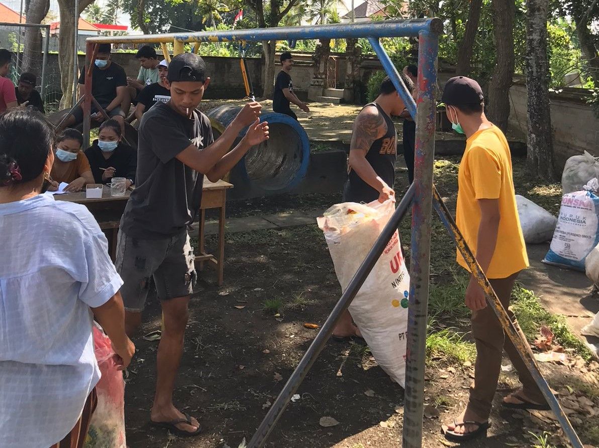 podiumnews.com-ST. Mekar Jaya Edukasi Lingkungan, Tukar Sampah dengan Beras